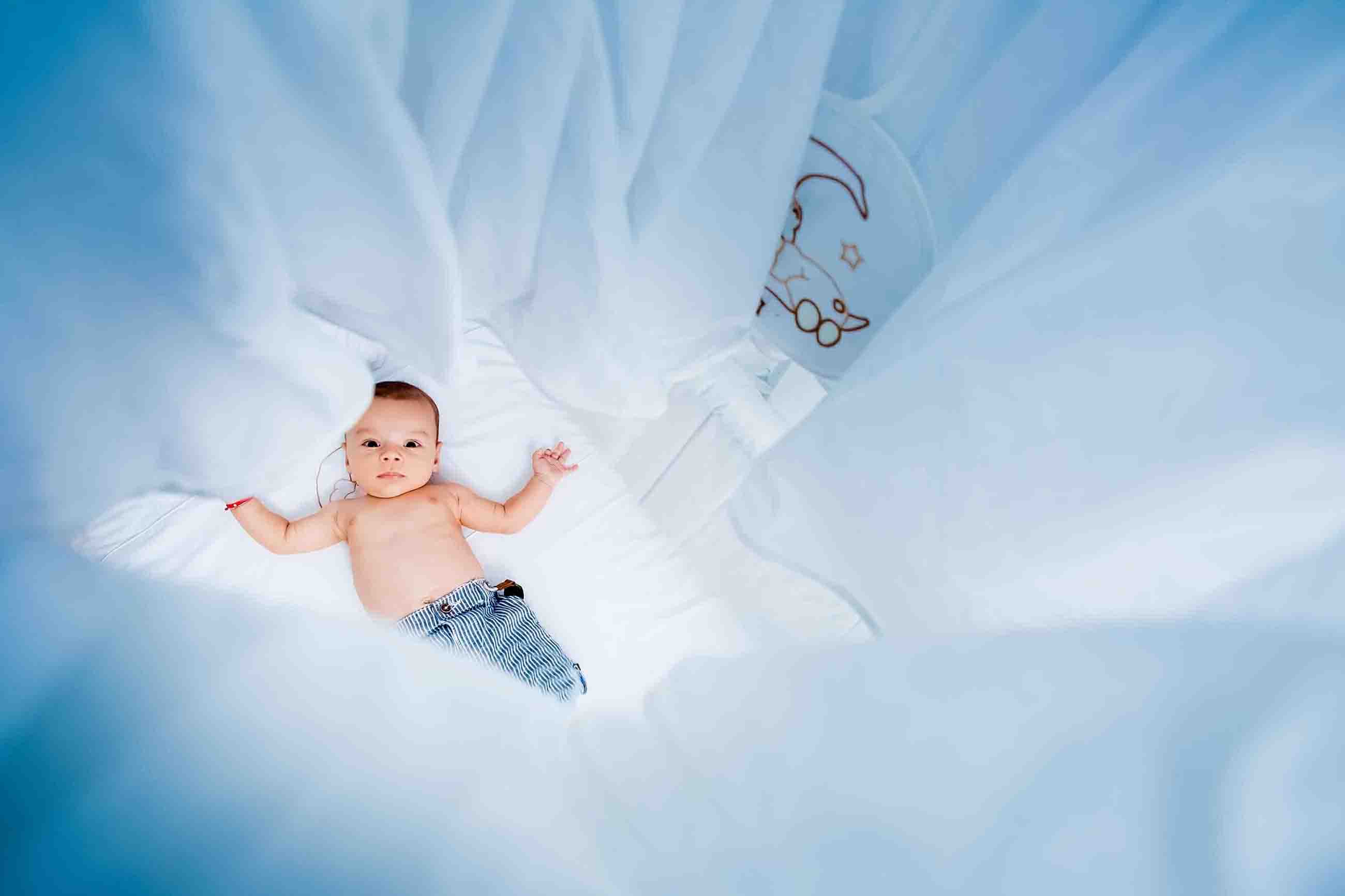 copil la botez Bucuresti, fotografie realizata de fotograf profesionist